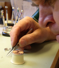 Heinz Bartsch bei der Reparatur einer Uhr